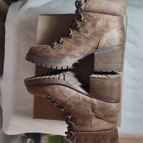 New in Box - Steve Madden - Brown Lace-Up Heeled Ankle Booties - Size 9.5 - Picture 5 of 13